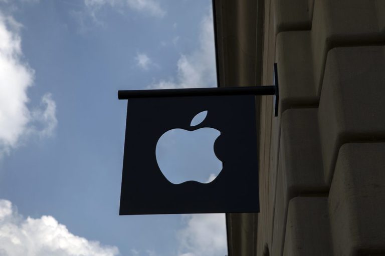 App Store zaplavují nekvalitní aplikace vytvořené pomocí AI