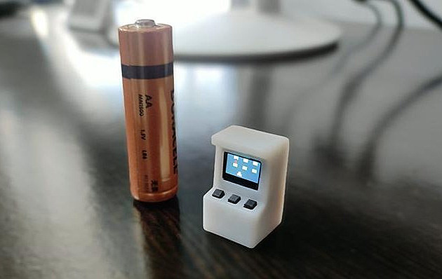 Mladík postavil nejmenší herní automat na světě. I tužková baterka je větší