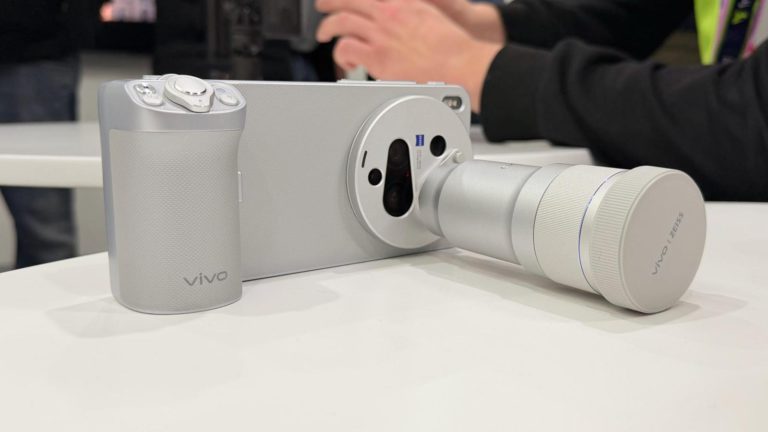 Vivo X300 Ultra: extrémní fotomobil s 400mm objektivem jsme si osahali na MWC