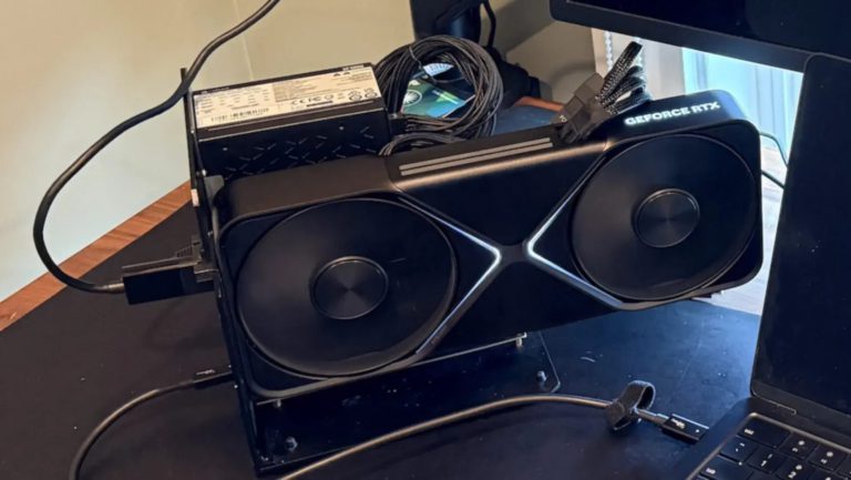 MacBook Pro M5 Max a grafikou RTX 5090 zvládá Cyberpunk na 100 FPS