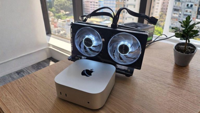Startup TinyCorp připojil k Mac Mini externí GPU pro výpočty AI