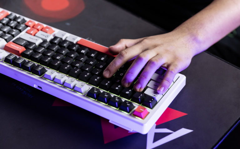 Nová mechanická klávesnice Marvo Storm KG991W nabízí displej a spoustu funkcí