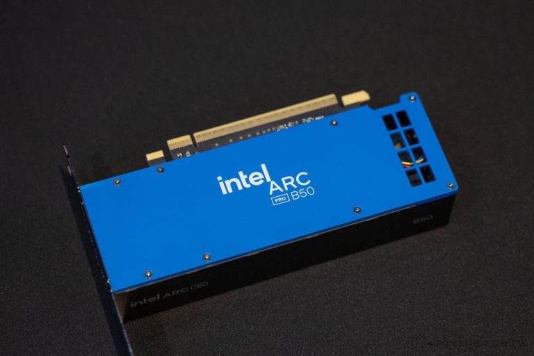 Unikly snímky profesionální grafické karty Intel Arc Pro B70